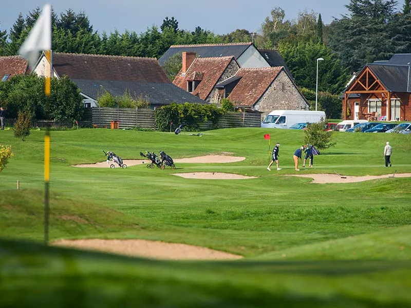 The Loches-Verneuil golf course and La Capitainerie